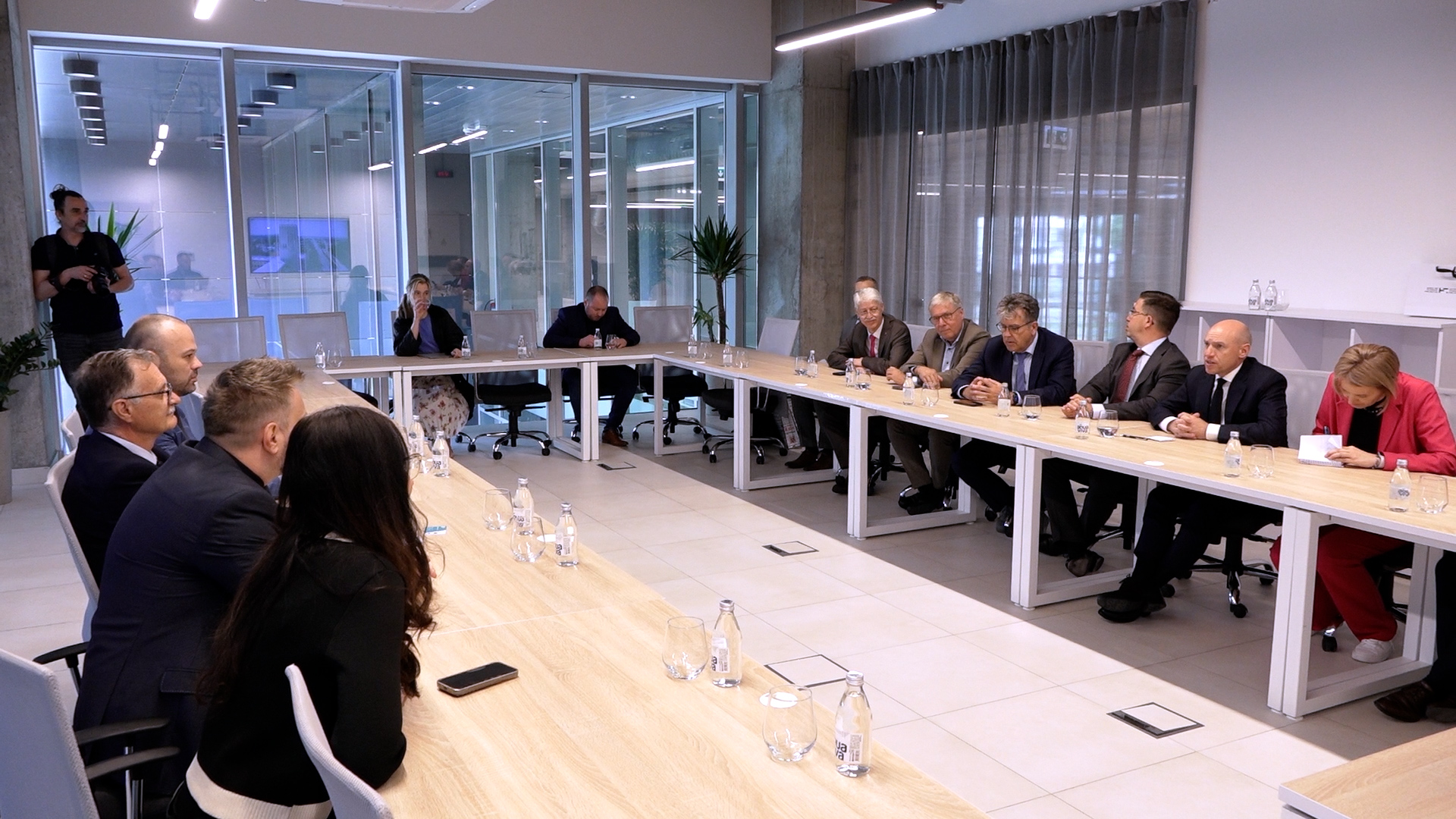 Novi Sad, direktor NTP Novi Sad Srdjan Kolakovic prima delegaciju iz nemacke pokrajine Hesen, pokrivanje Novi Sad, direktor NTP Novi Sad Srdjan Kolakovic prima delegaciju iz nemacke pokrajine Hesen, pokrivanje